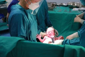 Gynécologue Obstétricien Écoutant Rythme Cardiaque L'enfant Fœtus Femme  Enceinte Heureuse image libre de droit par IgorVetushko © #189387708
